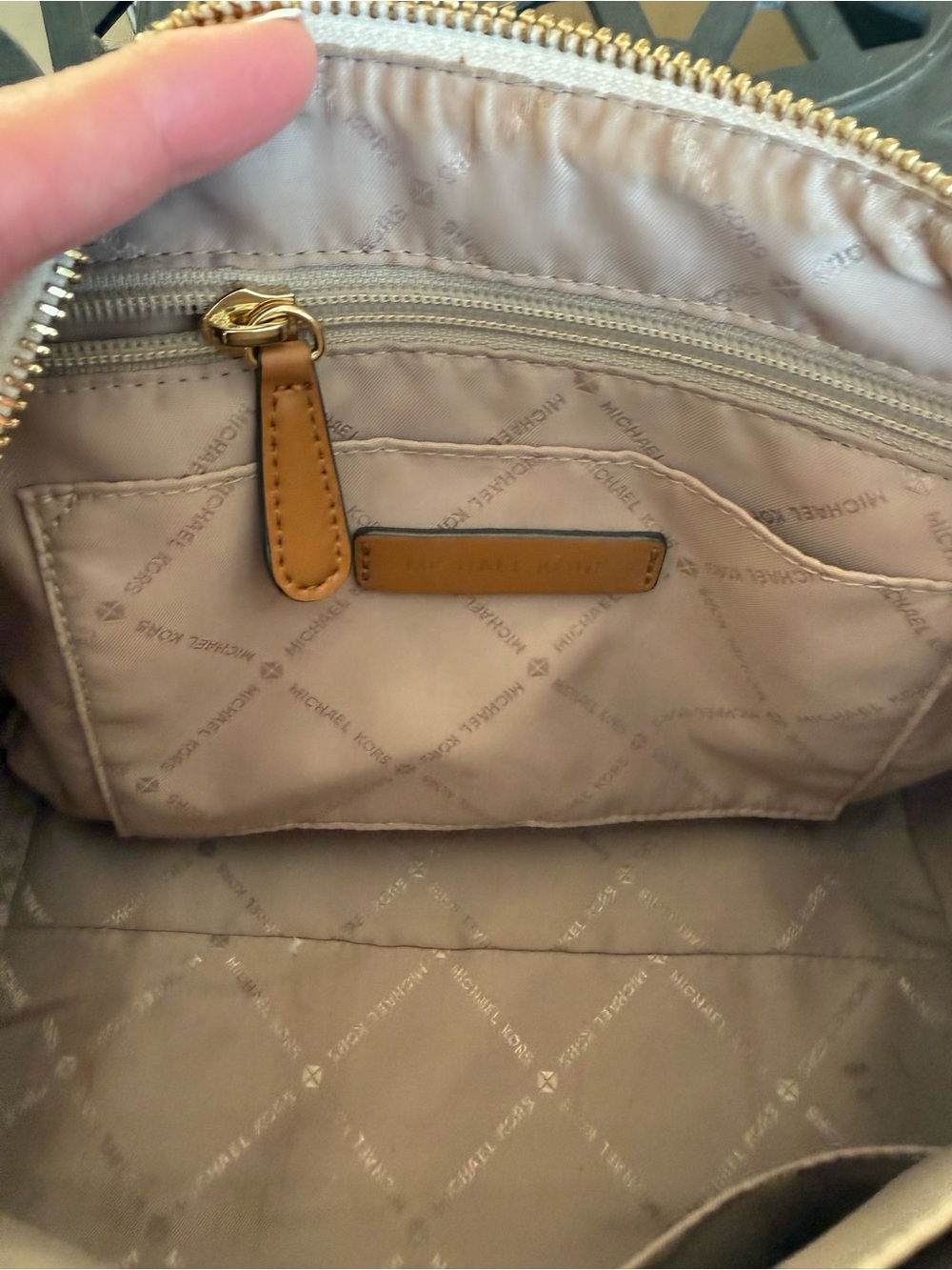 MICHAEL KORS Vanilla Signature XS Bedford Duffle Crossbody Bag -Like New $258. - Picture 5 of 7